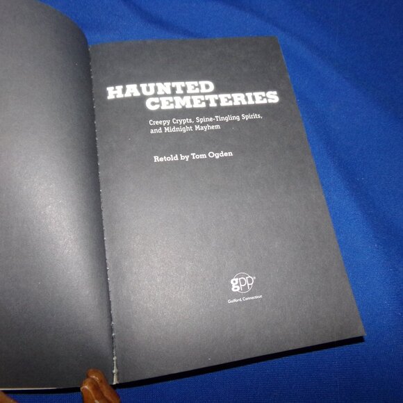 Haunted Cemeteries Large Paperback Book - Vintage - 2010 - Picture 3 of 6